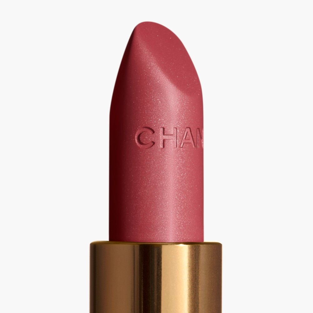 LA BARRA DE LABIOS SATINADA DE LARGA DURACI&Oacute;N, TRATAMIENTO HIDRATANTE Y ALISANTE